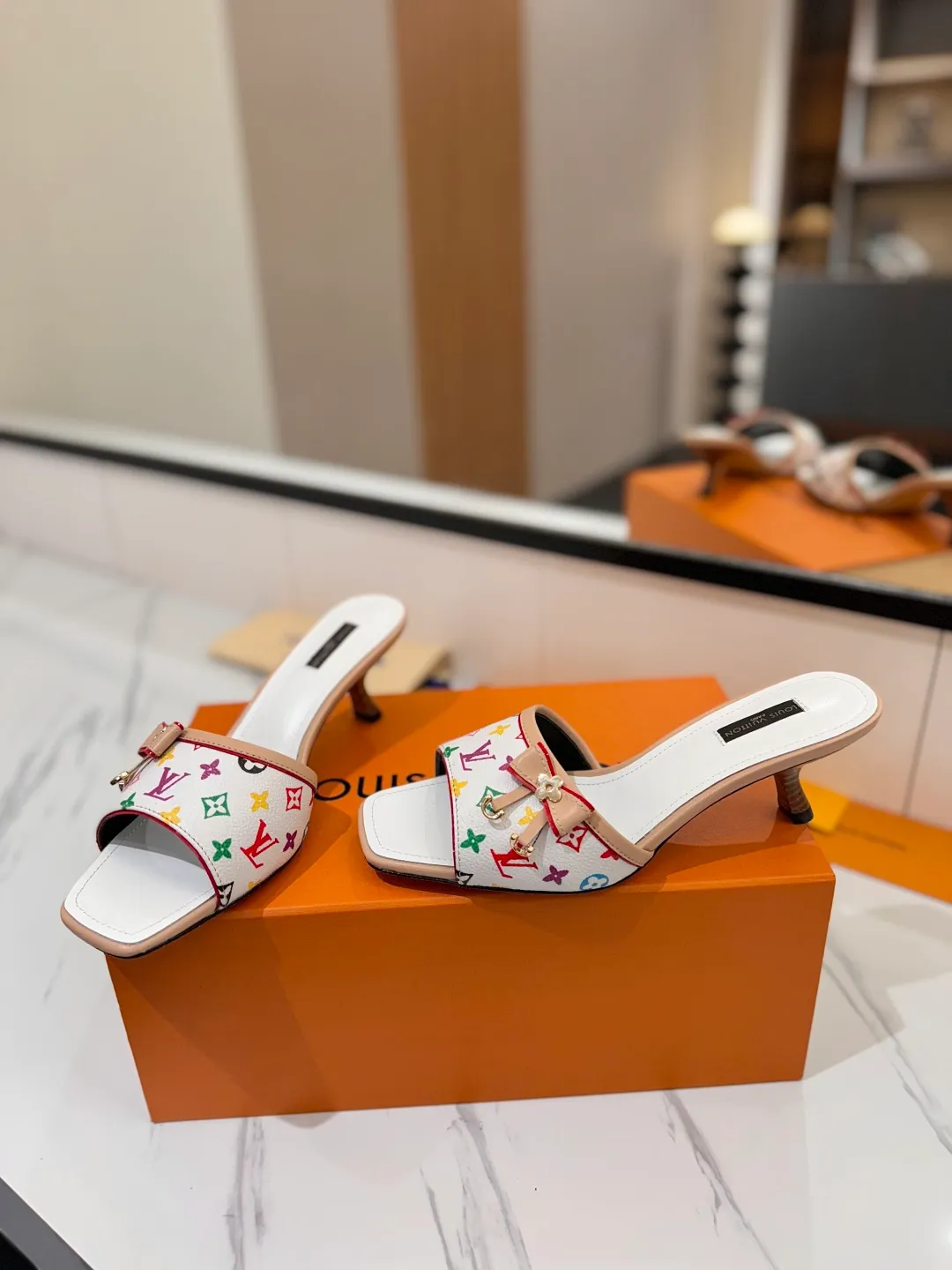 👟👟Ex-factory price 620👟👟 Latest in 2025 L✔ The latest catwalk style sandals from L✔ Home counters, official website series updated simultaneously, perfect last + LV new element button design, full of femininity, noble temperament, original reverse mold last, ultimate 1:1 shape, high-end quality, imported high-end fabrics showing exquisite texture! Fabric: LV presbyopia leather/LV denim Lining: high-quality soft sheepskin lining Feet: imported goatskin Customized A-grade high-density private mold outsole, luxurious packaging! Private model and 5cm layered leather heel Size: 34-42, (34, 40, 41, 42 customizations are not returnable)